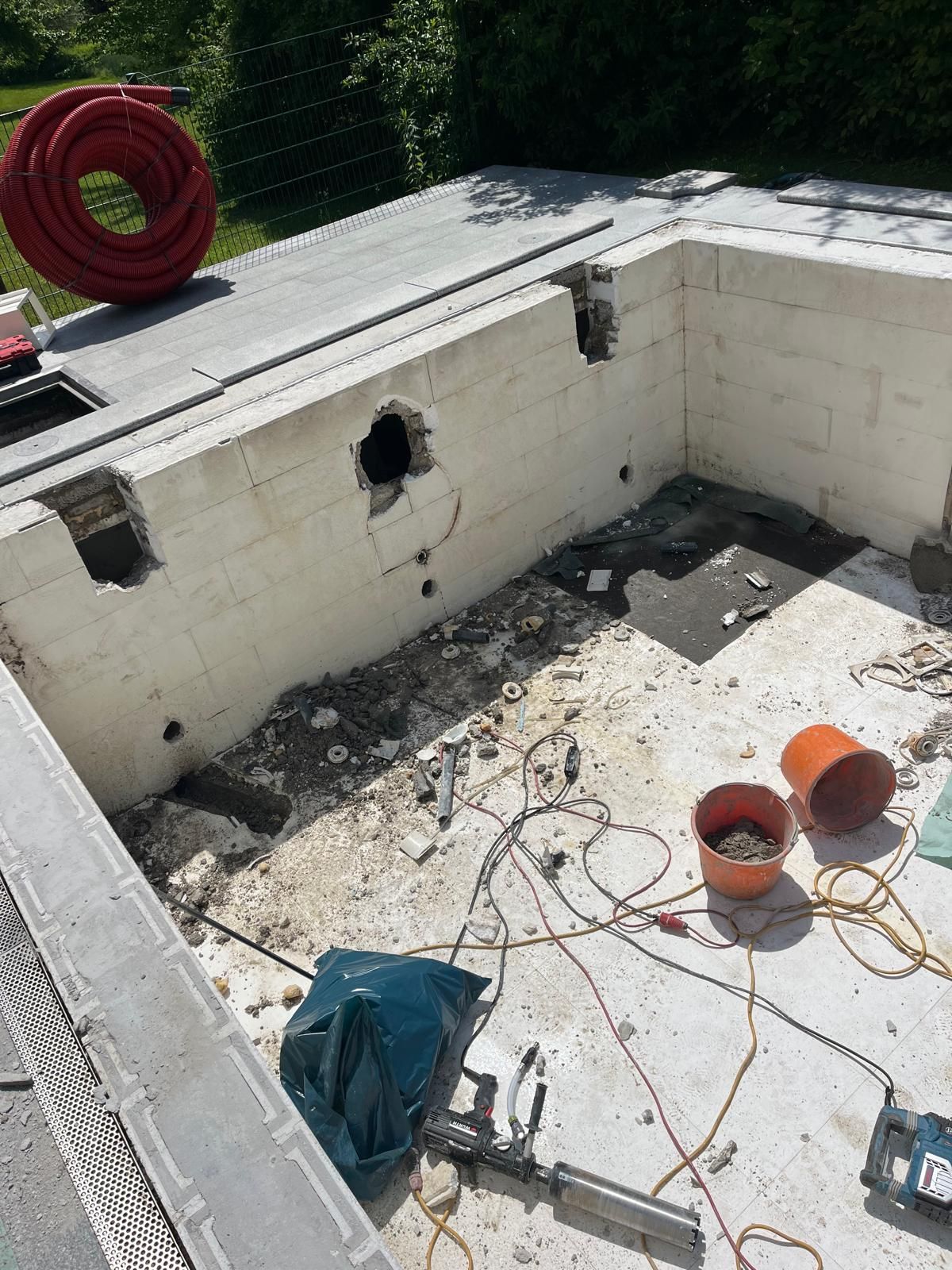 Poolbecken während der Sanierungsarbeiten mit Kernbohrungen