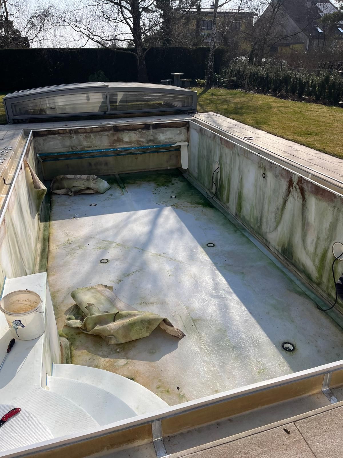 Veralgtes, verschmutztes Poolbecken vor der Grundreinigung