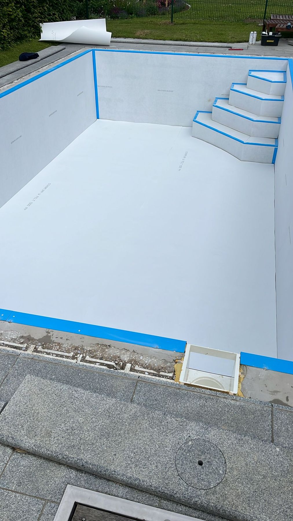 Vlies-Unterlage mit sauber eingefasster Ecktreppe