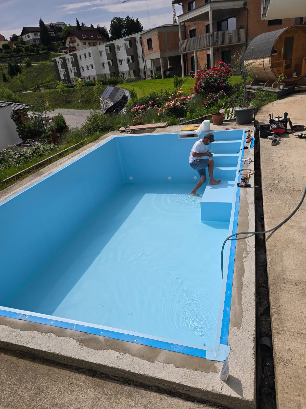 Mitarbeiter beim Verschweißen der neuen Poolfolie