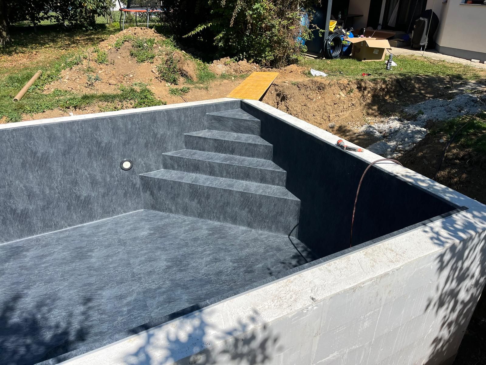 Poolfolie im dunklen Anthrazit-Dekor mit Ecktreppe