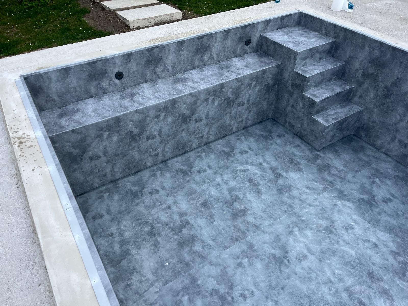 Poolfolie im grauen Marmor-Dekor mit Sitzbank und Treppe
