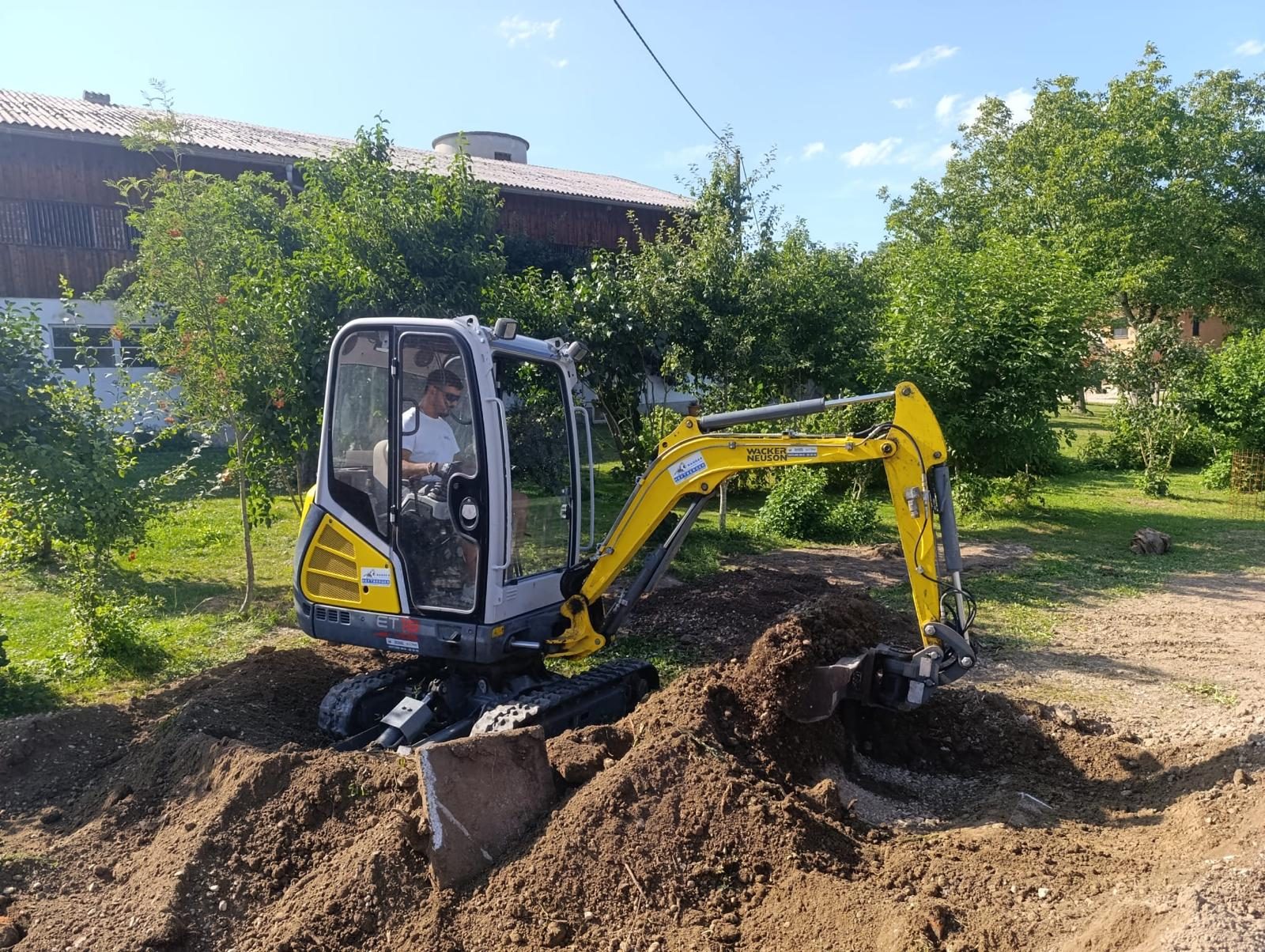 Minibagger von A-Z PoolProjekt bei Erdarbeiten im Garten